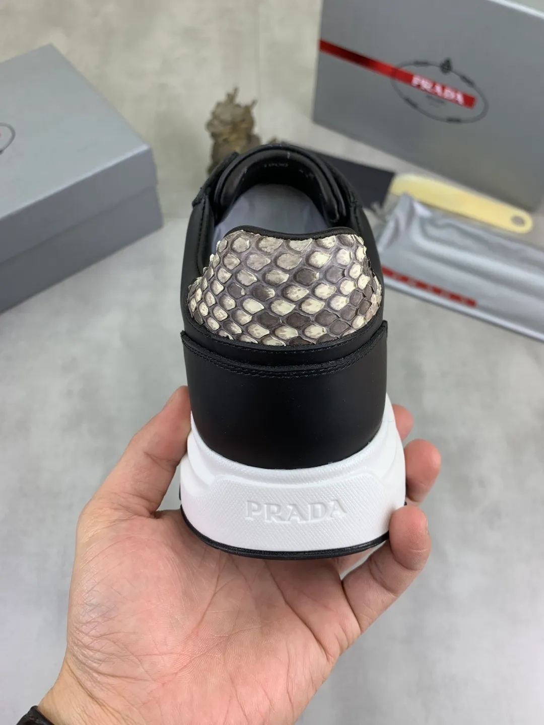 Men's men's shoes💰P580💰【New model】Top quality, new popular models on the official website, which will never go out of style for a century,🆘 The trendy brand (Prada) mainly promotes popular models, avant-garde and versatile fashionable men's shoes, privately molded, with cowhide splicing and 1:1 oil edge treatment... fashionable and simple, original imported cowhide with python skin, cowhide leather lining for feet; the atmosphere and personality are more fashionable, eye-catching and pursuing class. It will subvert the old idea and be a must-have for fashionistas who want to spend time with you! Must keep it! High-end comfortable and low-cost, high-end quality workmanship. Size: 38-44 Various colors available. full package